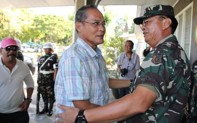 FRIENDS. A file photo of MILF Commander Wahid Tundok visiting the 6th Infantry Division headquarters on March 1, 2014  