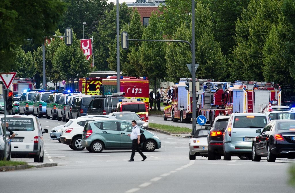 PENEMBAKAN DI PUSAT PERBELANJAAN. Polisi dan pemadam kebakaran berjaga di sekitar pusat perbelanjaan OEZ di Munich, Jerman, di mana penembakan yang menewaskan 9 orang tewas terjadi pada Jumat, 22 Juli. Foto oleh Matthias Balk/AFP   