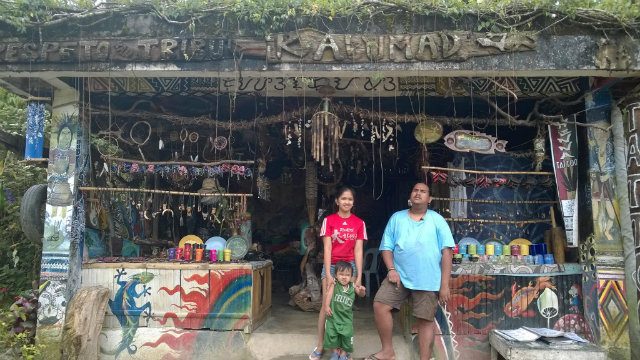 MEET 'DIGONG'. Eduardo 'Digong' Duterte and his family owns the souvenir shop that shows the rich culture of the tribe. Photo contributed by the author.      