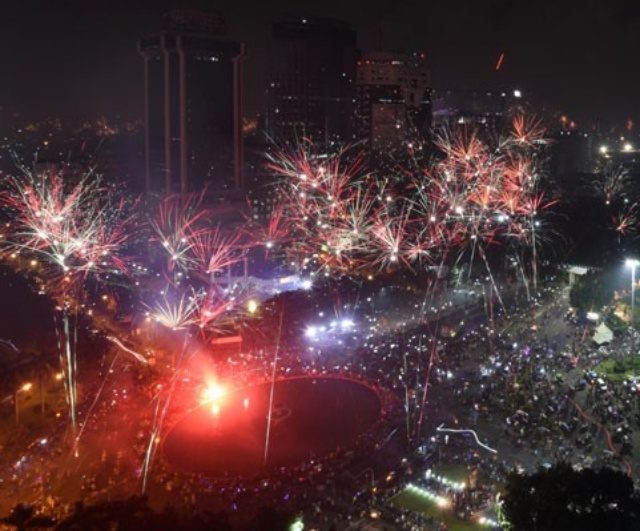 TAHUN BARU.  Gemerlap kembang api memeriahkan malam tahun baru di Bundaran Perdebeeld, kawasan Monas, Jakarta, Jumat 1 Januari 2016. Foto oleh Akbar Nugroho Gumay/ANTARA 