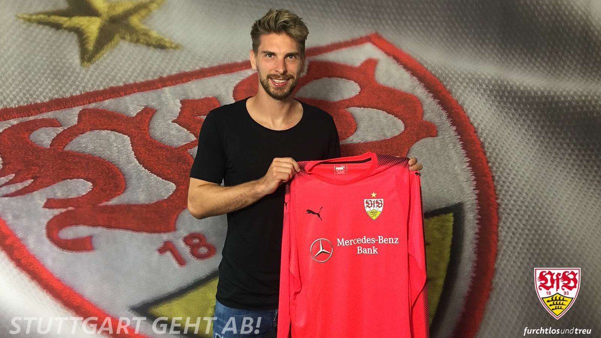 Ron-Robert Zieler resmi bergabung dengan VfB Stuttgart. Foto dari Twitter/@VfB_int 
