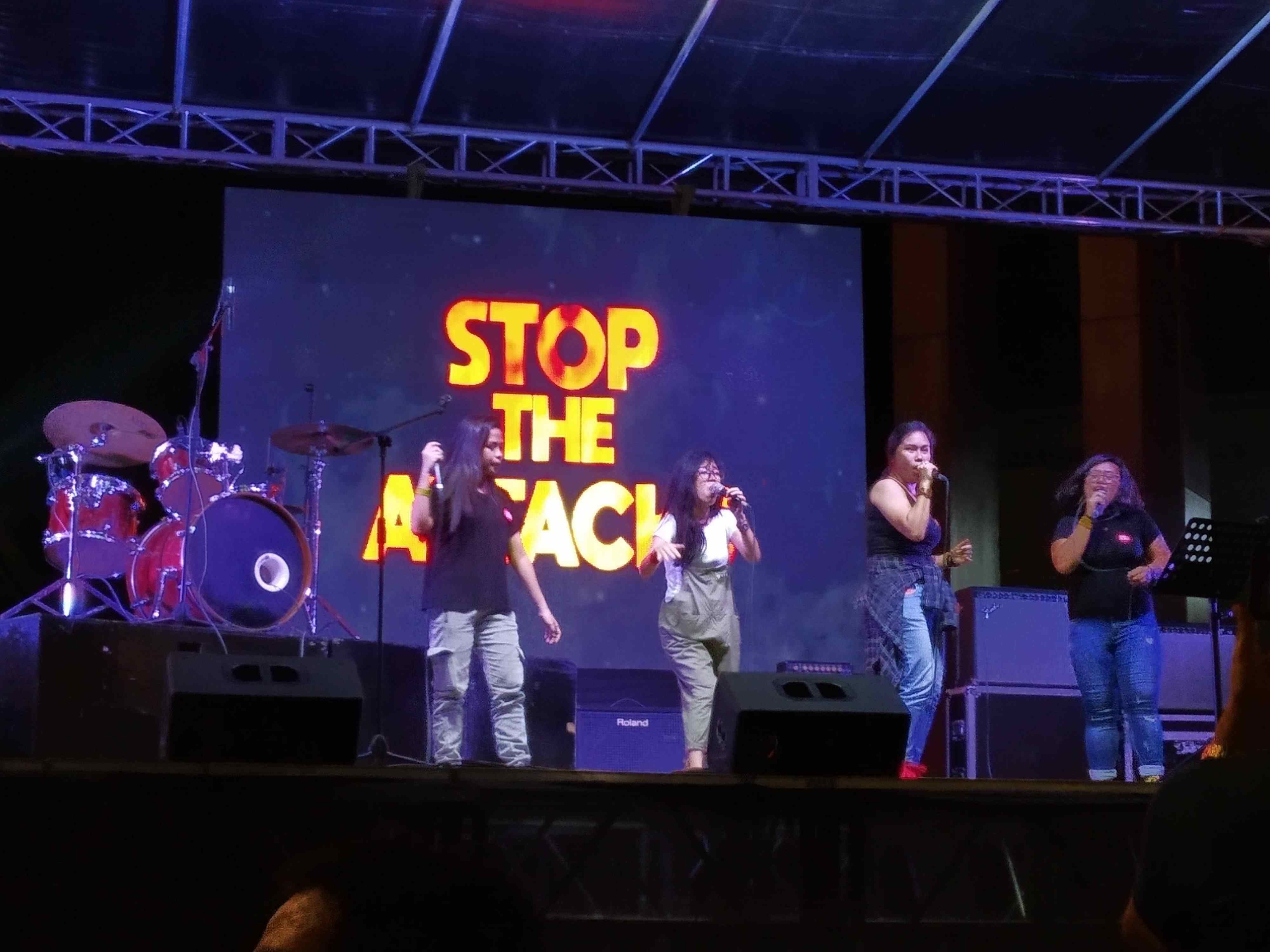 GIRL POWER. Kilusang Stepsisters from Concerned Artists of the Philippines (CAP) rallies for gender sensitivity and press freedom through their music during the freedom festival jam on May 3. Photo by Jillian Siervo/Rappler 