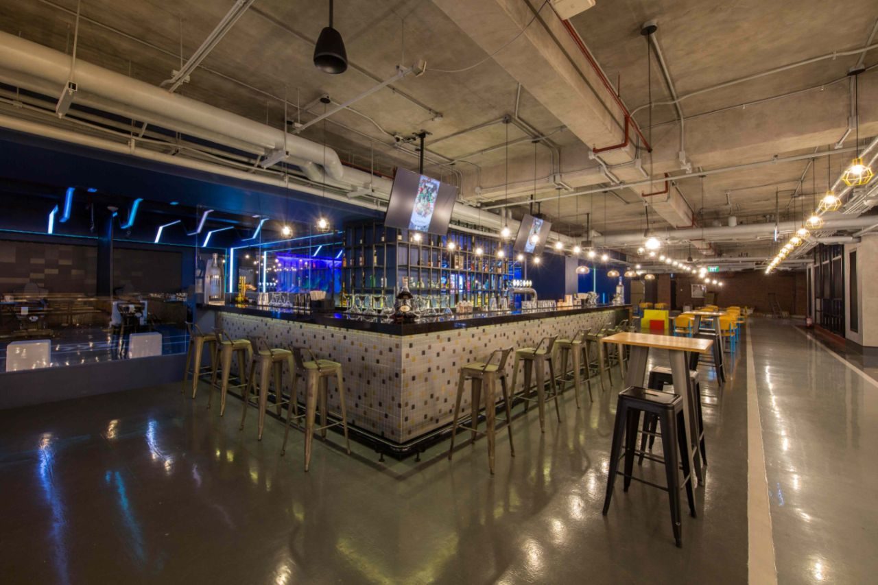 DRINKS, ANYONE? The Garage embodies a modern industrial design, down to its bar, keeping the space contemporary and young. Photo courtesy of City of Dreams Manila 