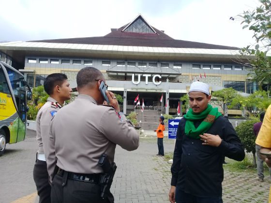 Polisi meningkatkan pengamanan untuk pengajian umat Islam Syiah di Semarang, Jawa Tengah. Foto oleh Fariz Fardianto/Rappler 