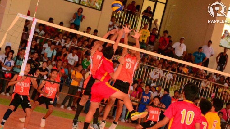 A Central Luzon elementary boys player tips a spike past North Mindanao blockers. Photo by Jerome Monta/Rappler