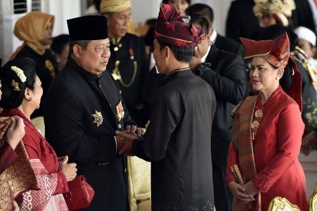 Presiden Joko Widodo (ketiga kiri) bersama mantan Presiden Susilo Bambang Yudhoyono (kedua kiri) beserta istri Ani Yudhoyono (kiri) di Istana Merdeka, Jakarta, Kamis (17/8). FOTO oleh Puspa Perwitasari/ANTARA 