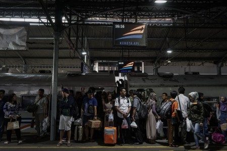 Sejumlah pemudik Kereta Api Argo Dwipangga jurusan Jakarta-Solo tiba di Stasiun Tugu Yogyakarta, DI Yogyakarta, Senin (19/6). Foto oleh Hendra Nurdiyansyah/ANTARA 