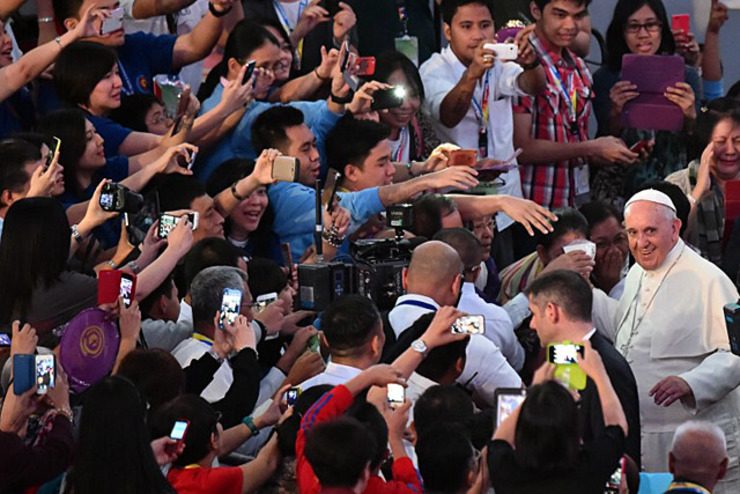 AT MOA. Pope Francis greets the faithful as he arrives in a meeting with families in Manila on January 16, 2015. Photo by Giuseppe Cacace/AFP