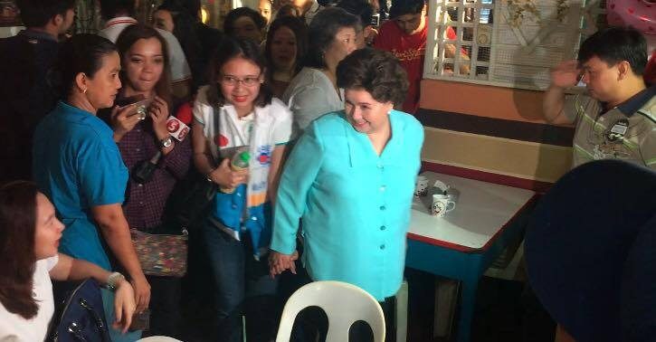 SUPPORT. Poe's mother Susan Roces campaigns for her daughter in Iloilo. Photo by Camille Elemia/Rappler 