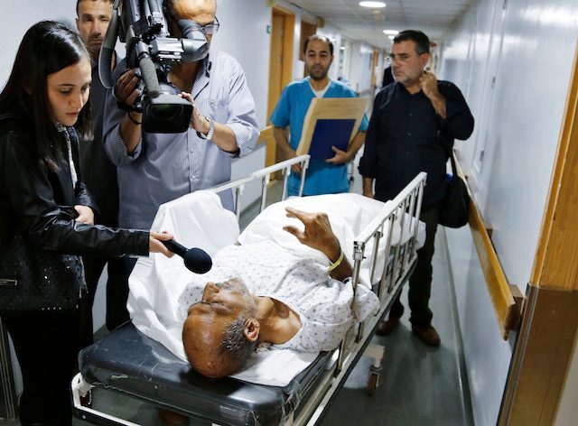 TERLUKA. Seorang warga Lebanon yang terluka sedang diwawancarai oleh media lokal setempat, 12 november 2015. Foto oleh Nabil Mounzer/EPA 