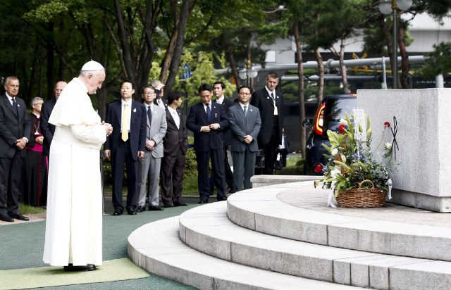 ‘What would we die for?’ Pope asks at mass for Korean martyrs