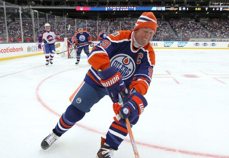 Hockey legend Gretzky skates in alumnus game, admits he stinks now