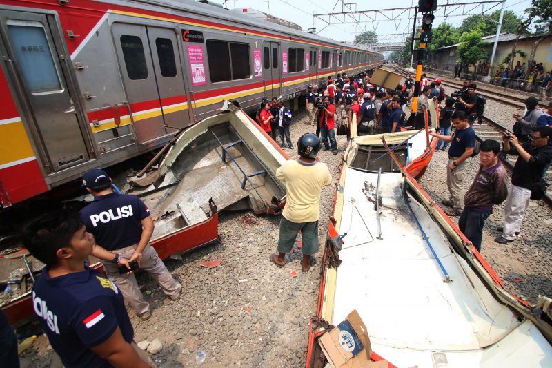 Crash between train and bus kills 17 in Indonesia
