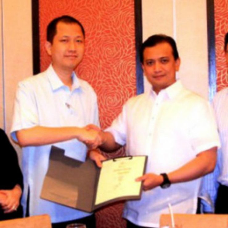 Antonio Tiu (L) and Senator Antonio Trillanes IV (R) way before the 'Hacienda Binay' made news. Photo from the FESSAP website