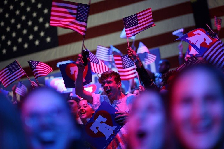 DUKUNG HILLARY. Para pendukung bersorak dan memberikan dukungan bagi kandidat Presiden dari Partai Demokrat, Hillary Clinton di Philadelphia Convention Center pada 26 April. Foto oleh Justin Sullivan/AFP/Getty Images 