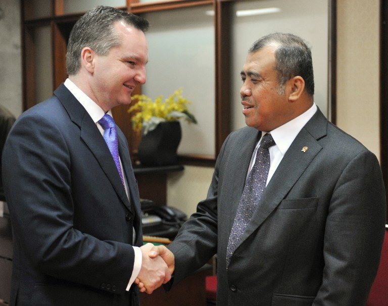 CHARGED WITH GRAFT. Patrialis Akbar (R) shakes hands with Australian Immigration Minister Chris Bowen on October 13, 2010. File photo by Bay Ismoyo/AFP 