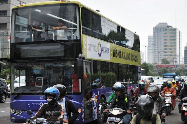 Sebagai alternatif, kamu bisa gunakan bus tingkat gratis untuk mencapai tujuan. Foto oleh Bay Ismoyo/AFP