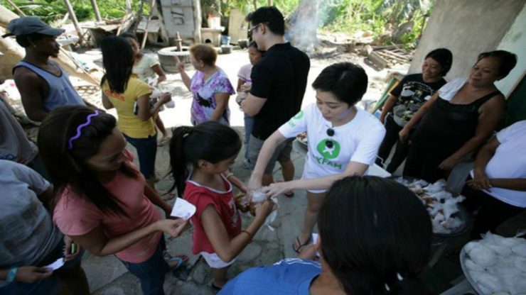 LENDING A HAND. Armi Millare with other Oxfam celebrity ambassadors Cherry Pie Picache and Marc Nelson during a visit in Bantayan Island, one of the two areas in Northern Cebu where Oxfam is working under its Typhoon Yolanda Response. Photo from Oxfam Philippines