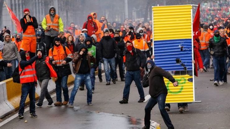 Clashes in Belgium as 100,000 protest against new government