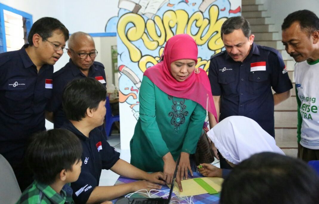Menteri Sosial Khofifah Indar Parawansa merayakan Hari Anak Nasional di Kampung Keputih Sukolilo Surabaya (23/7/2017) Foto Astra International 