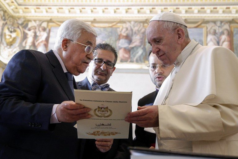 ABBAS AND POPE. Palestinian president Mahmud Abbas (L) exchange gifts with Pope Francis during a private audience at the Vatican on January 14, 2017. Giuseppe Lami/Pool/AFP 