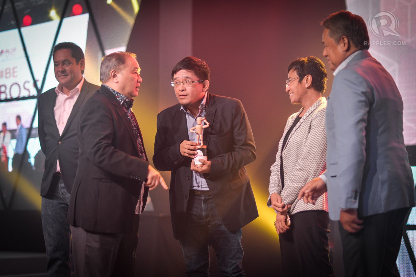 BOSS FOR INNOVATIVE SOLUTIONS. Matthew Cua (with trophy) and PLDT Smart Chairman Manual V. Pangilinan share a conversation while the #BeTheBoss judges look on 