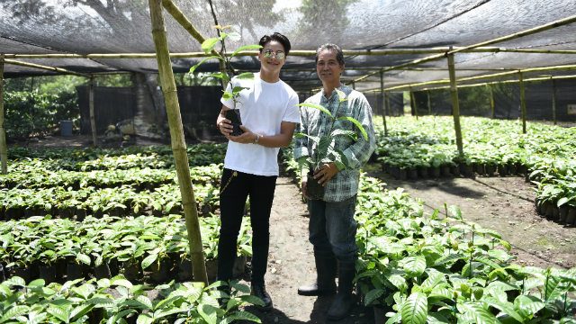 DAY BY DAY. Surprise visitor Daniel Padilla interacted with coffee farmers, including Mang Felix, who showed him the process of coffee farming. 
