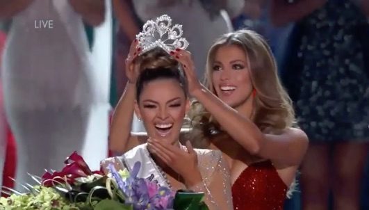 TERKEJUT. Demi-Leigh Nel-Peters terlihat kaget dan bahagia saat Miss Universe 2016 Iris Mittenaere menaruh mahkota di kepalanya. Foto screenshot dari Instagram @missuniverse 