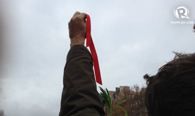 PEOPLE POWER. Thousands gathered to raise red ribbons to symbolize the climate issues that are non-negotiable. 