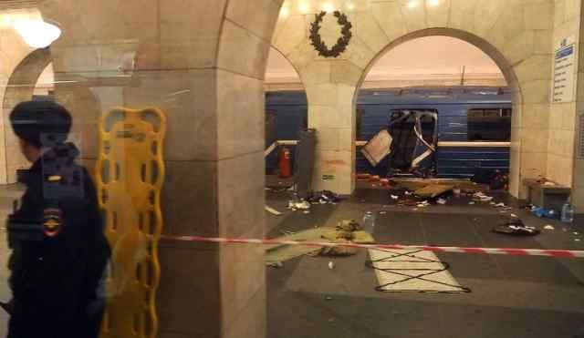 LEDAKAN DI KERETA. Gambar yang menunjukkan salah satu gerbong kereta hancur akibat ledakan di stasiun bawah tanah Technological Institute pada Senin, 3 April. Foto oleh STR/AFP 
