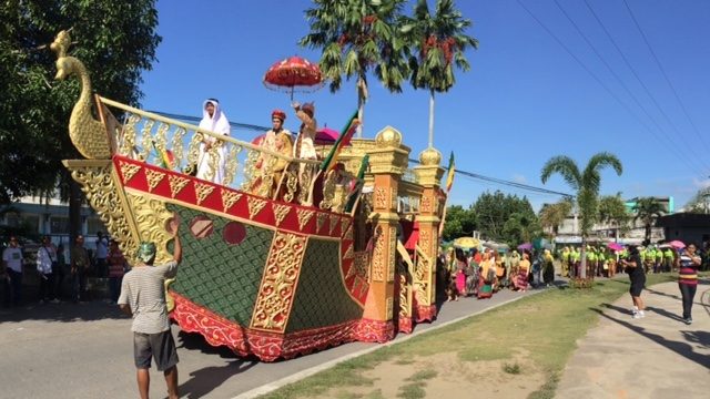 LOCAL COLOR. A float depicting Maguindanaoan culture. Photo by Rappler