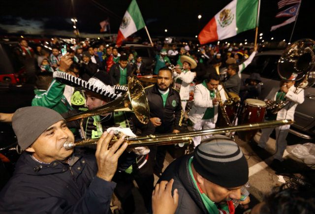 Beer, burgers as US-Mexico fans mix ahead of World Cup qualifier clash