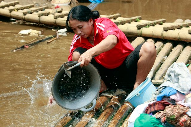 Seorang perempuan membersihkan peralatan dapur di bantaran Sungai Ciliwung di Jakarta, 20 Maret 2013. Indonesia memperingati hari air sedunia Minggu kemarin, 22 Maret 2015. Foto oleh Bagus Indahono/EPA
Scene 