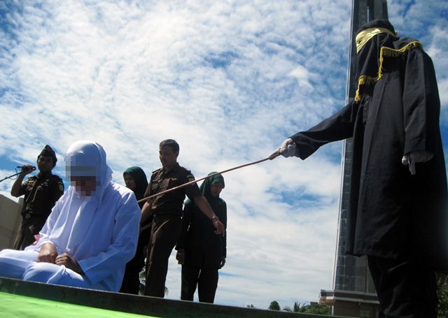 6 Warga Aceh dipukuli karena maksiat dan berjudi