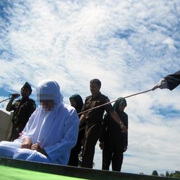6 warga Aceh dicambuk karena mesum dan judi