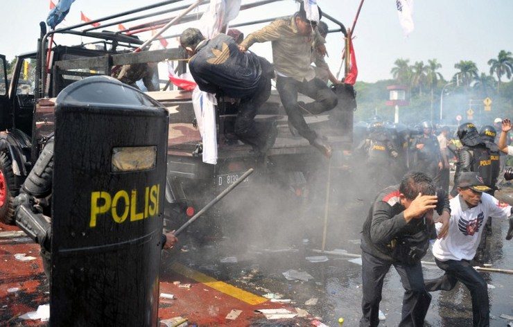 Tear gas, water cannons used against Prabowo supporters