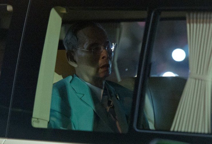 Thai King Bhumibol Adulyadej is pictured in his vehicle as he arrives at Siriraj hospital in Bangkok on August 6, 2014. Pornchai Kittiwongsakul/AFP