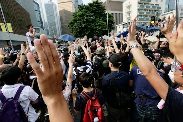Fights break out between pro, anti-protest groups in HK