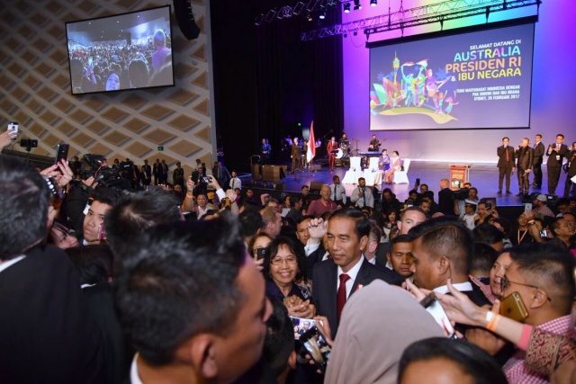 SWAFOTO. Saat berada di ICC, ribuan WNI berebut untuk bisa selfie atau swafoto dengan Presiden Joko "Jokowi" Widodo pada Minggu, 26 Februari. Foto diambil dari akun Twitter @jokowi 