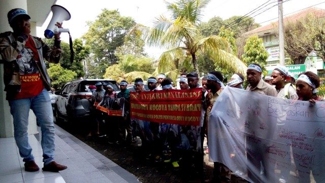 DEMONSTRASI. Massa Front Rakyat Indonesia untuk West Papua dan Aliansi Mahasiswa Papua menggelar demonstrasi di halaman Pengadilan Negeri Yogyakarta, Selasa 21 Maret. Foto oleh Anang Zakaria/Rappler 