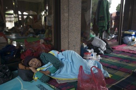 Warga tidur di tempat pengungsian korban banjir di Masjid Universitas Borobudur di Kelurahan Cipinang Melayu, Kecamatan Makassar, Jakarta, Senin (20/2). Foto oleh Rosa Panggabean/ANTARA 