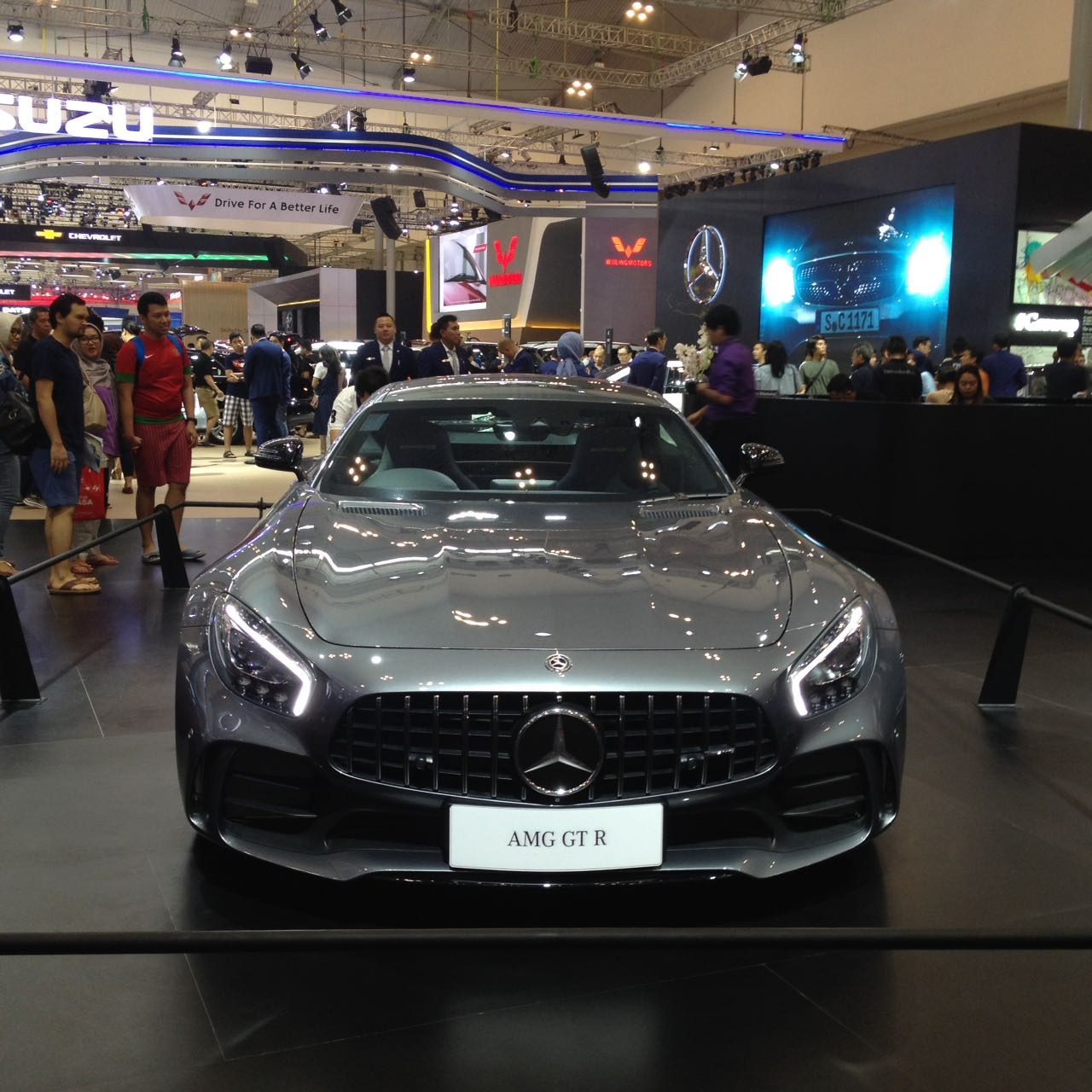 Mercedes AMG GT-R mengusung 4.000 cc V8 bi-turbo bertenaga 585 dk dengan torsi 700 Nm 7 percepatan. Mobil ini dibandrol dengan harga Rp 5,59 miliar. Foto oleh Dwi Agustiar/Rappler 
