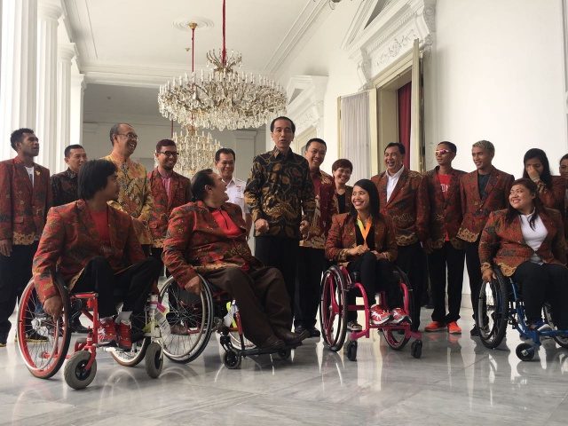 SAPA ATLET PARALYMPIC. Atlet paralympic berfoto bersama Presiden Joko Widodo di teras Istana Merdeka pada Kamis pagi, 22 September. Foto dari Kemenpora 