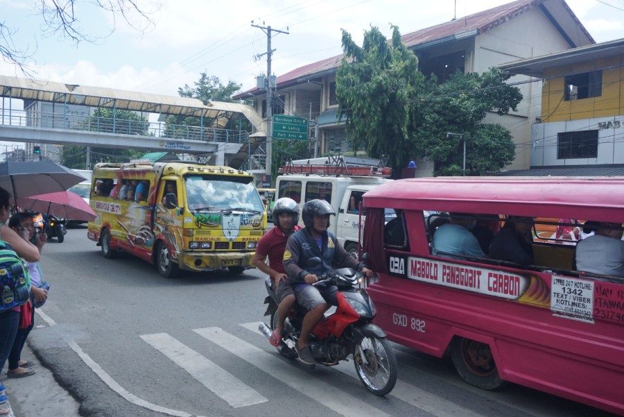 CEBU TRAFFIC. Cebu City's lack of mass transportation is a concern that Mayor Edgar Labella says is a priority for his administration. He supports an 'intermodal' mass transportation system. Photo by Ryan Macasero/Rappler