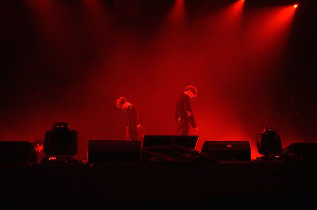 PANGGUNG. Ken dan Hongbin menguasai panggung. Foto oleh Dzikra Fanada/Rappler 