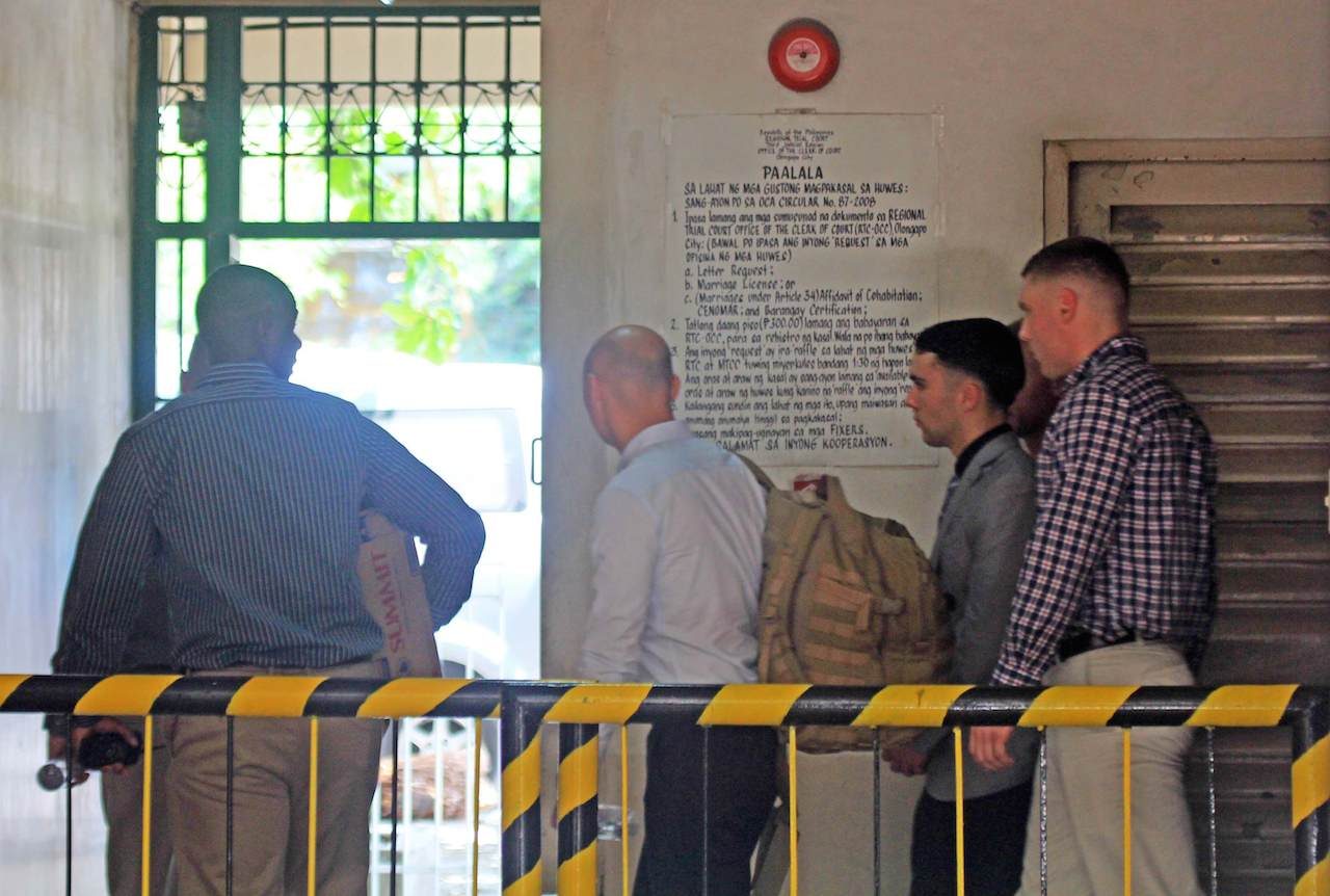 ACCUSED. US Marine Lance Corporal Joseph Scott Pemberton (2-R), accused in the murder of transgender Jennifer Laude, is escorted from a courtroom in Olongapo city, Philippines on 24 March 2015. Photo by Jun Dumaguing / EPA 