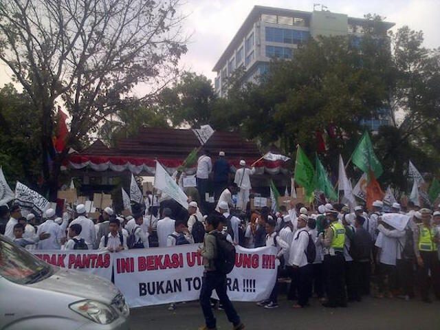 DISEGEL. Massa ormas agama menuntut Pemkot Bekasi agar menyegel bangunan gereja Santa Clara di Bekasi Utara. Foto diambil dari akun Twitter @Bangimam. 