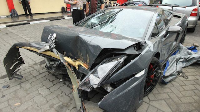 Balap liar Lamborghini vs Ferarri tabrak warung, satu orang tewas