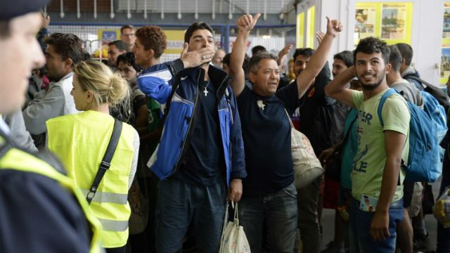 Germans welcome migrants as EU struggles to make united stand