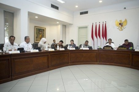 Presiden Joko Widodo (kedua kanan) bersama Wakil Presiden Jusuf Kalla (kanan) memimpin rapat terbatas yang dihadiri menteri-menteri terkait tentang optimalisasi lapangan kerja di desa (padat karya) di Kantor Presiden, Jakarta, Jumat (3/11). FOTO oleh Rosa Panggabean/ANTARA 